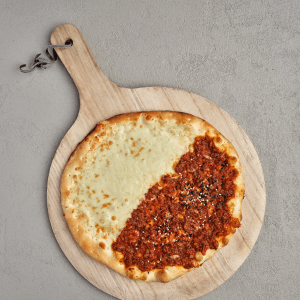 Manakish Muhamara met mozzarella kaas