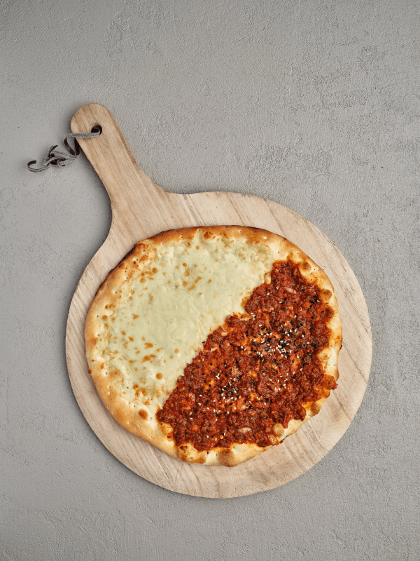 Manakish Muhamara met mozzarella kaas