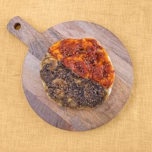 Manakish muhamara met zaatar