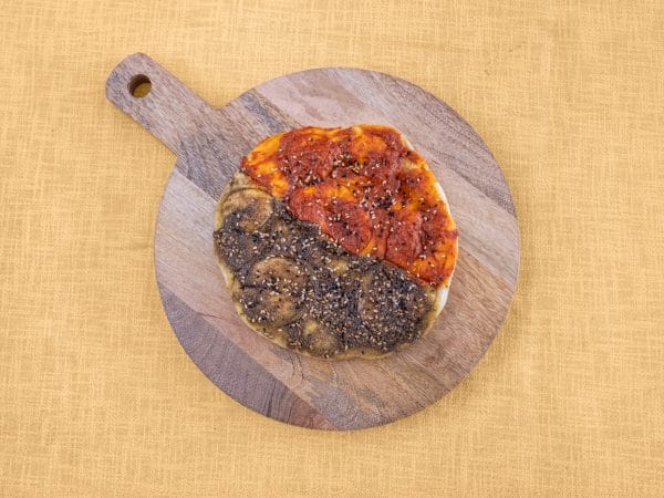 Manakish muhamara met zaatar