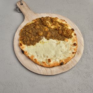 Manakish zaatar met mozzarella kaas